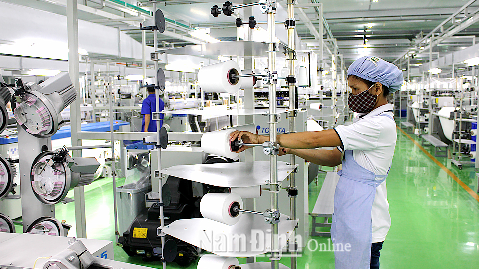 Sản xuất các loại vải, sợi nguyên liệu ngành công nghiệp dệt may tại Công ty CP Dệt Bảo Minh, Khu công nghiệp Bảo Minh (Vụ Bản). Ảnh: Thành Trung