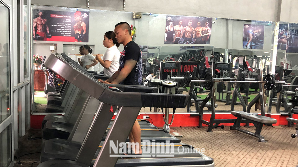 Phòng tập Công Hưng fitness, thành phố Nam Định thu hút nhiều người tới tập luyện.
