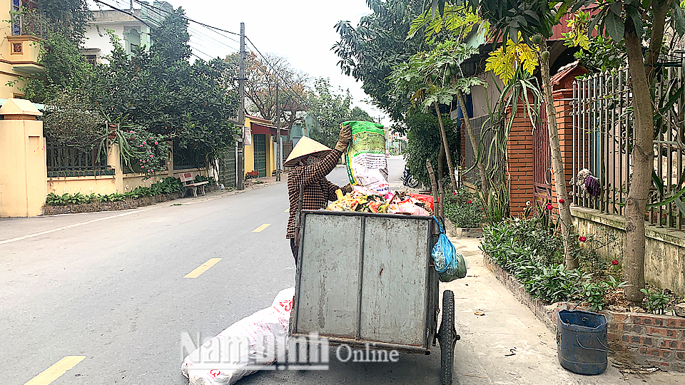 Dịch vụ thu gom rác thải của xã Quang Trung (Vụ Bản).