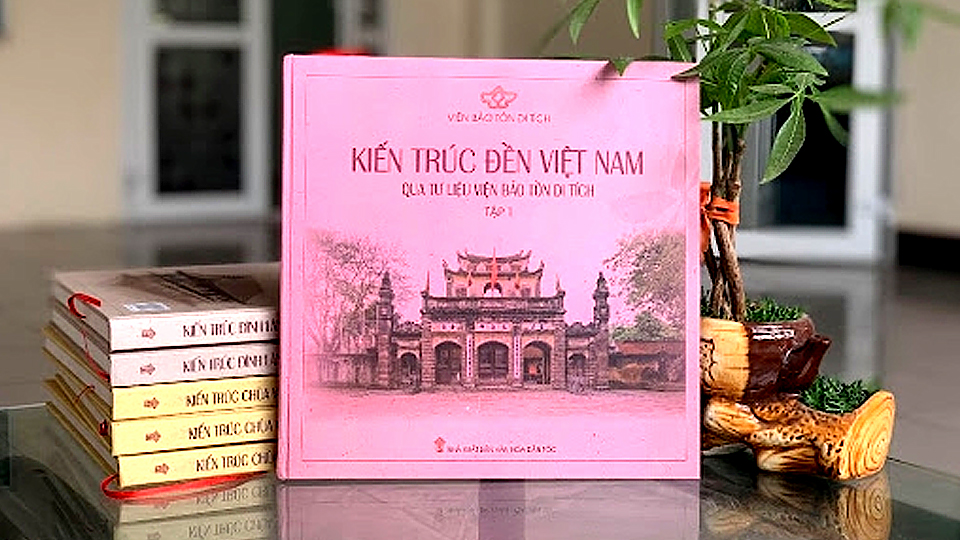 Cuốn sách “Kiến trúc đền Việt Nam qua tư liệu Viện Bảo tồn di tích” (Ảnh: ictvietnam.vn) 
