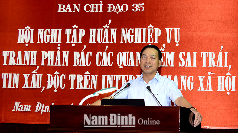 Đồng chí Trần Văn Chung, Phó Bí thư Thường trực Tỉnh ủy, Chủ tịch HĐND tỉnh, Trưởng Ban Chỉ đạo 35 tỉnh phát biểu khai mạc hội nghị tập huấn.