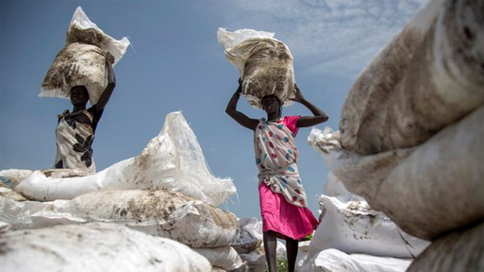 Người dân nhận lương thực cứu trợ tại Nam Sudan.  Ảnh: AFP