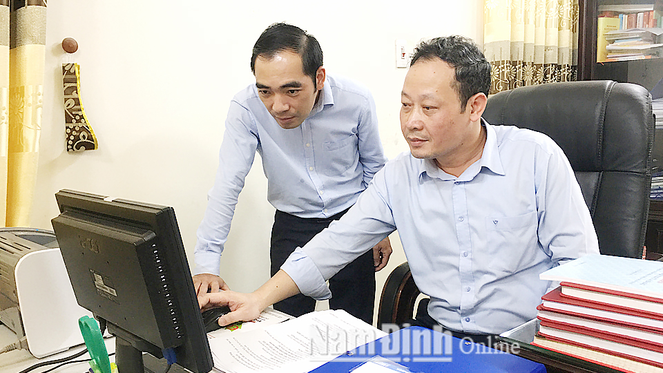 Cán bộ Văn phòng Huyện ủy Trực Ninh theo dõi tiến độ đại hội đảng bộ các cấp trên địa bàn.