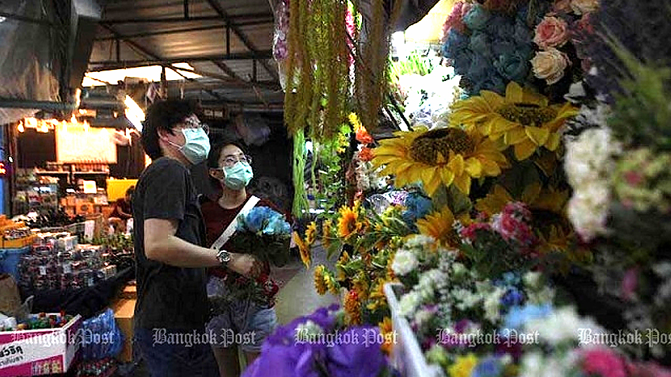 Chợ cuối tuần Chatuchak ở Thủ đô Bangkok của Thái Lan thu hút người mua sắm sau khi được phép mở cửa trở lại. (Ảnh: Bangkok Post)
