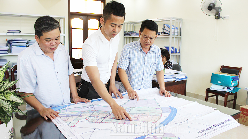 Cán bộ Phòng Công Thương Nghĩa Hưng nghiên cứu bản đồ Quy hoạch xây dựng khu chức năng phía Nam đô thị Rạng Đông đến năm 2040.