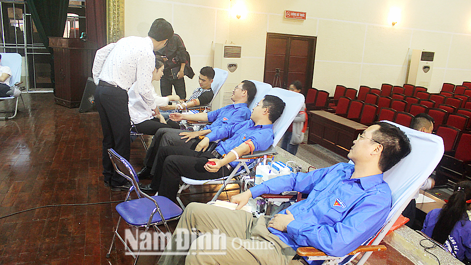 Đoàn viên, thanh niên huyện Hải Hậu tham gia hiến máu tình nguyện. Ảnh: Do cơ sở cung cấp