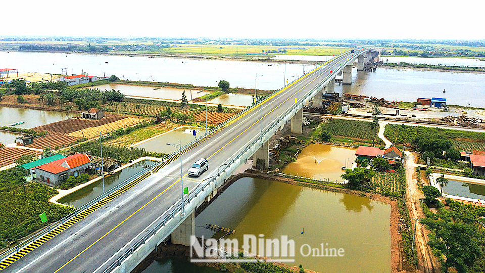 Cầu Thịnh Long vượt sông Ninh Cơ nối hai huyện Nghĩa Hưng, Hải Hậu.  Ảnh: Viết dư