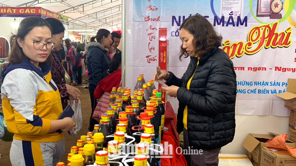 Người dân tìm mua sản phẩm nước mắm đạt chuẩn OCOP của Công ty TNHH Hải sản Hải Thịnh, thị trấn Thịnh Long (Hải Hậu).