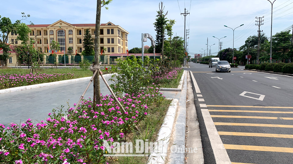 Tuyến đường hoa thị trấn Xuân Trường thường xuyên được duy trì, chăm sóc góp phần cải tạo cảnh quan, bảo vệ môi trường.