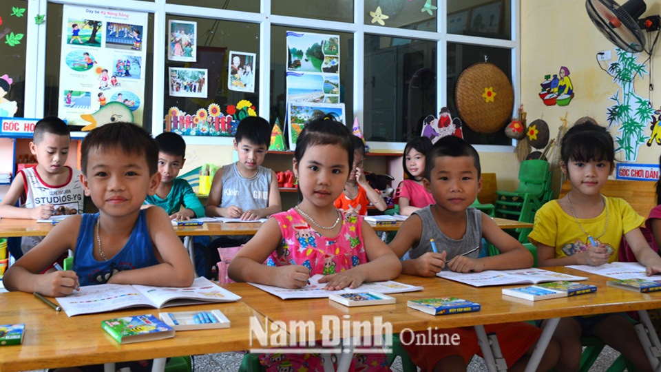 Các cháu Trường Mầm non Anh Đào, thị trấn Nam Giang trong giờ tập tô màu.
