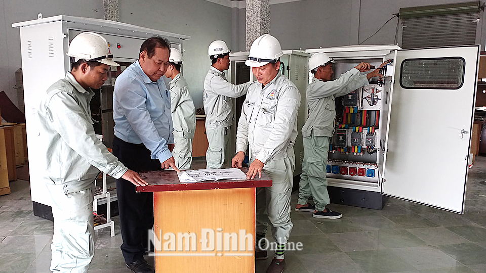 Ông Lê Chí Hùng, Chủ tịch Hội đồng Quản trị, Giám đốc Công ty CP Phát triển Công nghệ Điện Thông hướng dẫn các cán bộ, công nhân kiểm soát chất lượng lắp đặt công trình thiết bị điện.