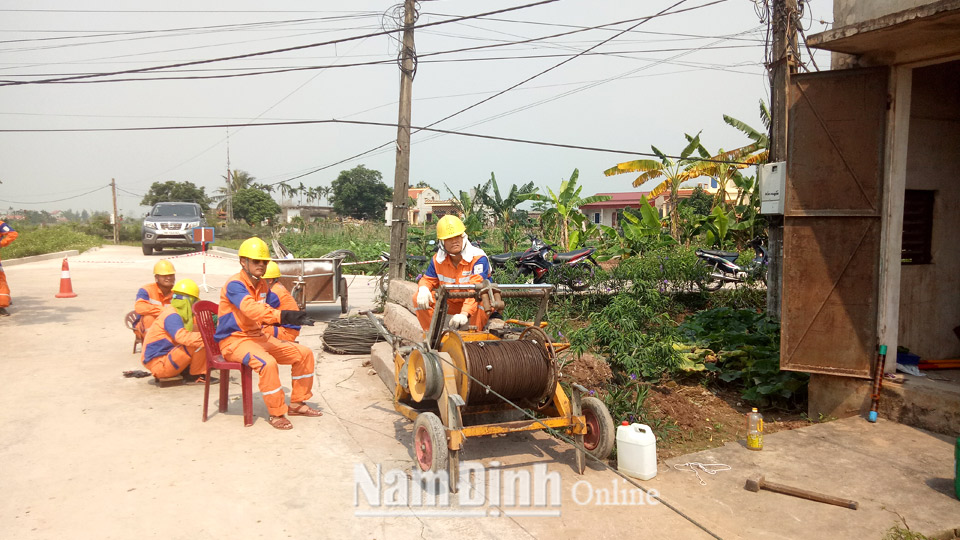 Công ty Điện lực Nam Định tu sửa, đảm bảo an toàn lưới điện tại xã Trực Đại (Trực Ninh).