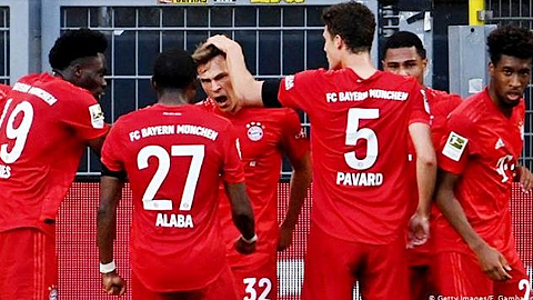 Joshua Kimmich (số 32) ghi bàn quyết định trong trận kinh điển giúp Bayern Munich tiến gần tới chức vô địch Bundesliga.