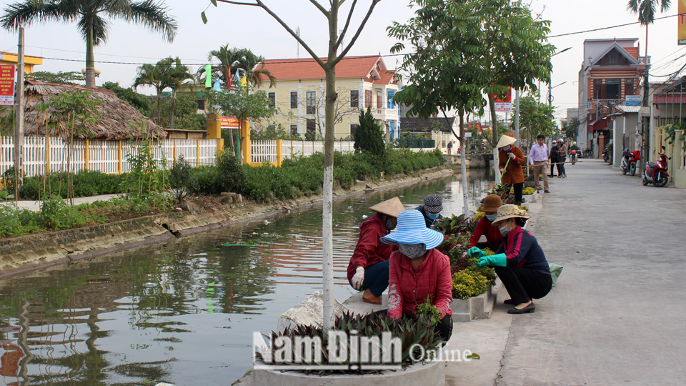 Cán bộ, nhân dân xóm 15, xã Hải Hưng (Hải Hậu) tham gia dọn vệ sinh môi trường đường dong ngõ xóm.