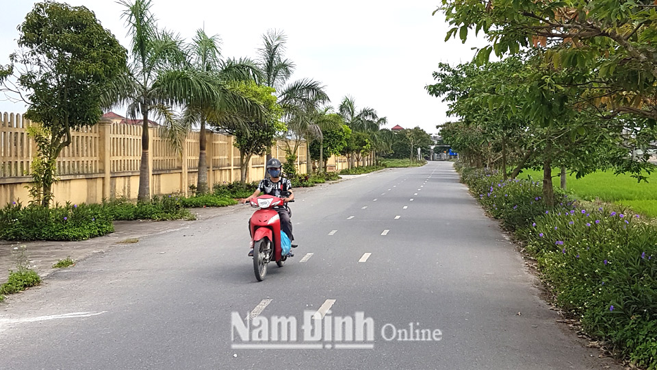 Hệ thống đường giao thông nông thôn trên địa bàn xã Quang Trung được nâng cấp mở rộng, tạo thuận lợi cho phát triển kinh tế - xã hội.  Bài và ảnh: Văn Huỳnh