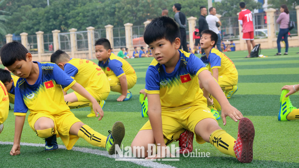 Một buổi tập luyện của CLB Bóng đá cộng đồng Nam Định tại Trung tâm bóng đá Cotokin (thành phố Nam Định).