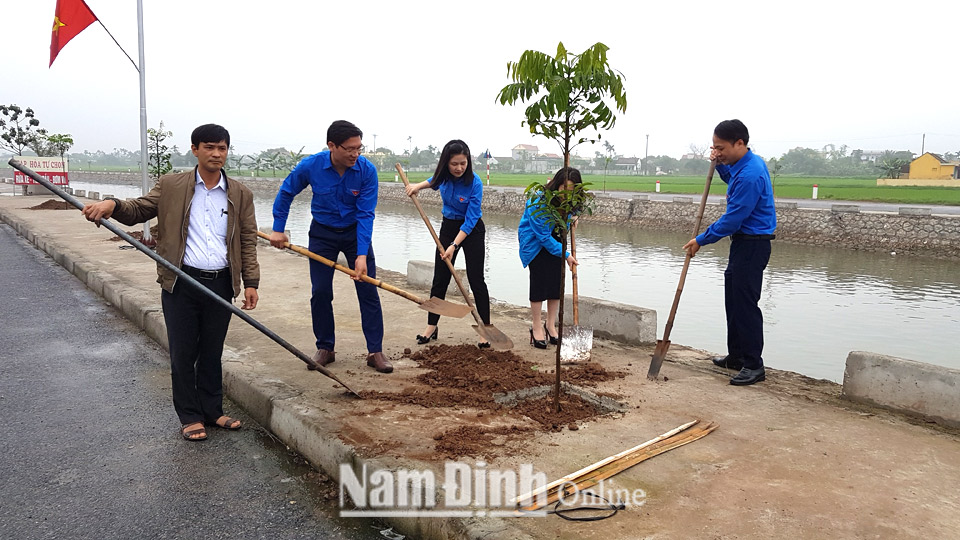 Cán bộ Tỉnh Đoàn tham gia trồng cây xanh trên địa bàn huyện Xuân Trường.