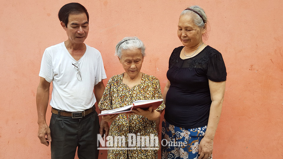 Bà Nguyễn Thị Xuân Bình (đứng giữa), chi hội trưởng chi hội CTĐ khu dân cư số 4, phường Văn Miếu (thành phố Nam Định) tuyên truyền, vận động người dân thực hiện các phong trào, hoạt động nhân đạo.