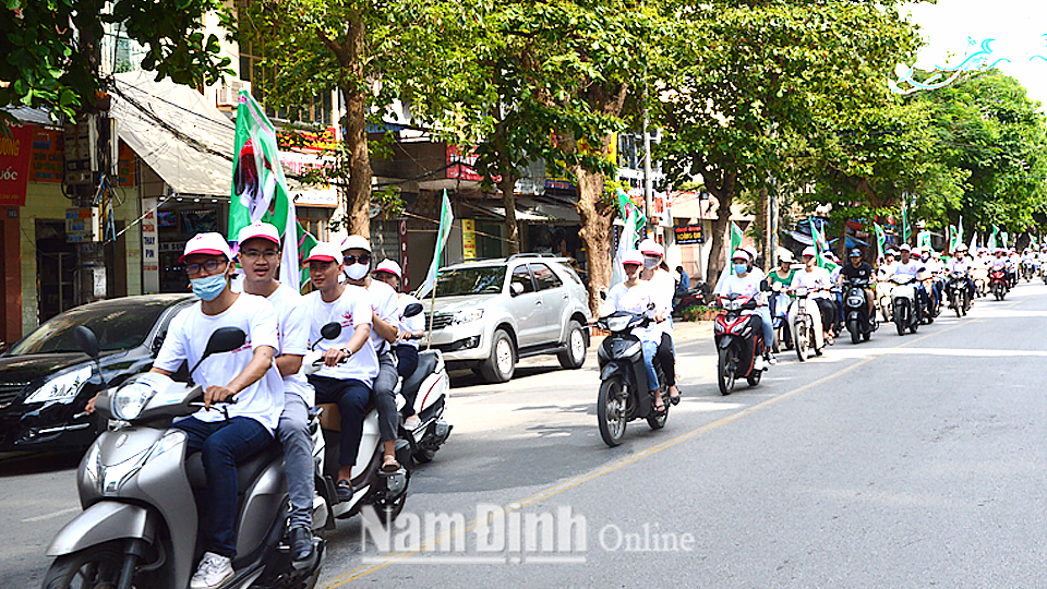 Diễu hành hưởng ứng Tuần lễ quốc gia không thuốc lá và Ngày Thế giới không thuốc lá trên một số tuyến phố chính  địa bàn Thành phố Nam Định.