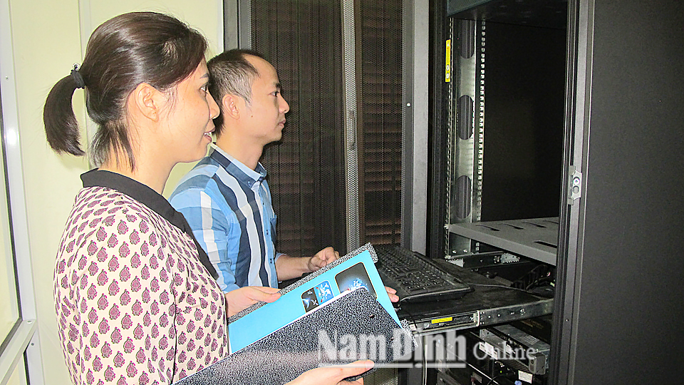 Cán bộ Trung tâm Công nghệ thông tin (Sở Thông tin và Truyền thông) kiểm tra hệ thống an toàn hệ thống máy chủ.