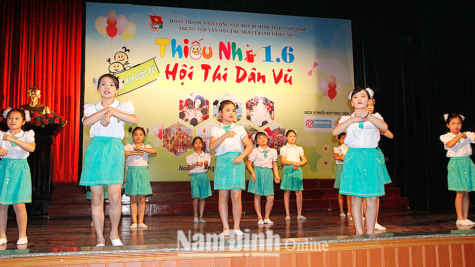 Tiết mục văn nghệ của đội viên, thiếu nhi thành phố Nam Định.