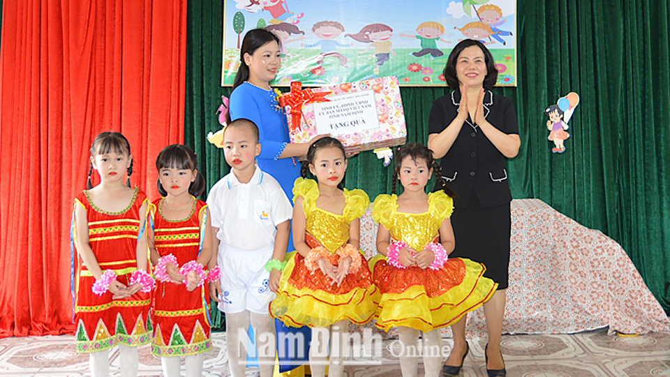 Đồng chí Khương Thị Mai, TUV, Phó Chủ tịch HĐND tỉnh tặng quà các cháu thiếu nhi Trường Mầm non xã Nam Thái, huyện Nam Trực.