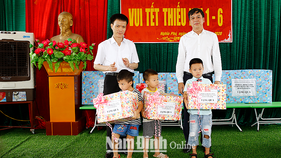 Đồng chí Trần Lê Đoài, TUV, Phó Chủ tịch UBND tỉnh đến thăm, tặng quà 3 cháu có hoàn cảnh khó khăn ở Trường Mầm non Nghĩa Phú, huyện Nghĩa Hưng