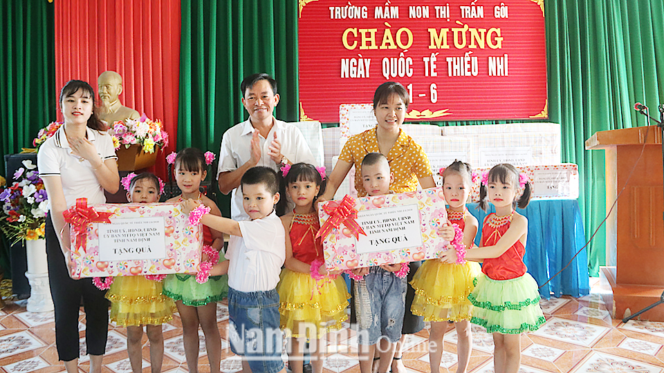 Đồng chí Nguyễn Phùng Hoan, TUV, Phó Chủ tịch UBND tỉnh tặng quà các cháu Trường Mầm non thị trấn Gôi, huyện Vụ Bản 