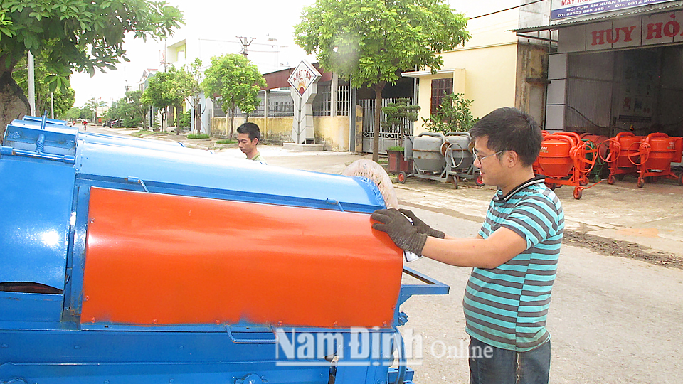 Sản phẩm máy nông nghiệp của làng nghề cơ khí Xuân Tiến (Xuân Trường) được quảng bá, giao dịch trên Sàn giao dịch thương mại điện tử Nam Định.