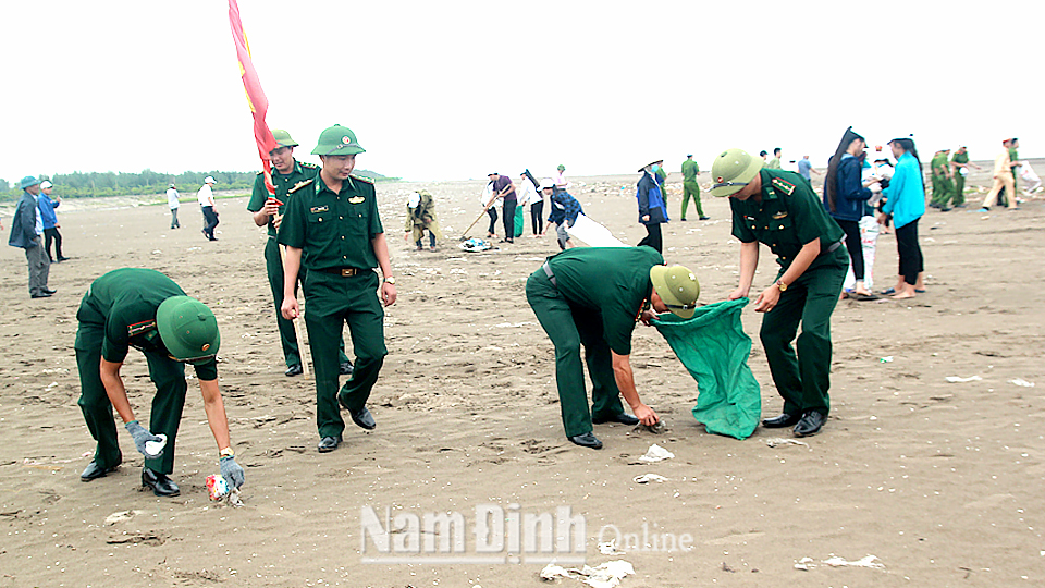 Bộ đội Biên phòng tham gia thu gom rác thải tại bãi biển xã Nghĩa Thắng (Nghĩa Hưng). Ảnh: Văn Huỳnh