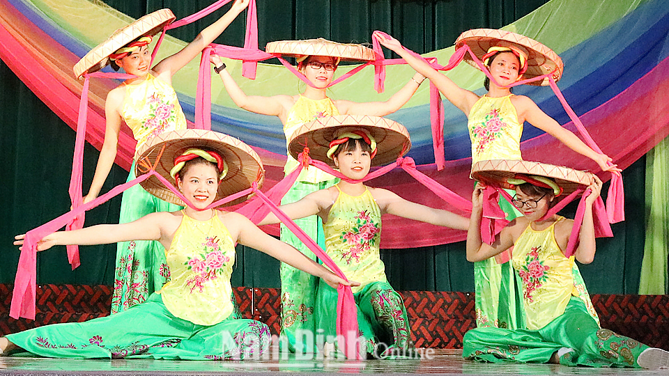 Tiết mục của đội văn nghệ quần chúng xã Xuân Hòa tham gia Hội diễn Nghệ thuật quần chúng huyện Xuân Trường năm 2019.