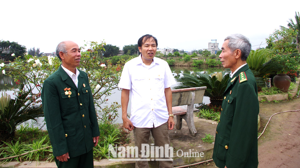 Cựu chiến binh Hoàng Mạnh Tường (đứng giữa) trao đổi kinh nghiệm nuôi thủy sản với cán bộ, hội viên thị trấn Rạng Đông (Nghĩa Hưng).