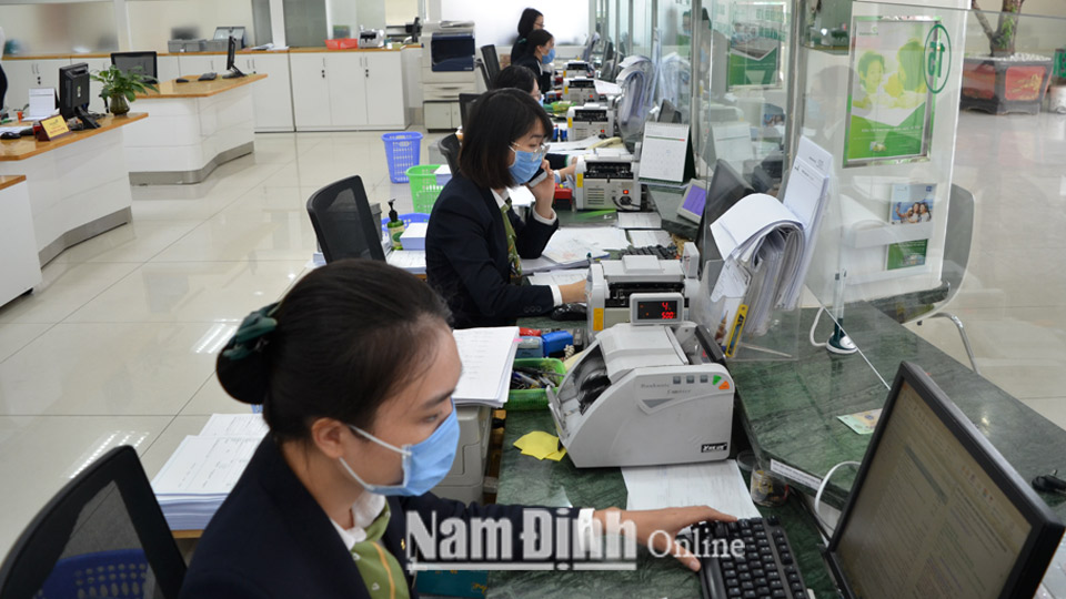 Giao dịch tại trụ sở Ngân hàng TMCP Ngoại thương Việt Nam (Vietcombank) chi nhánh Nam Định.