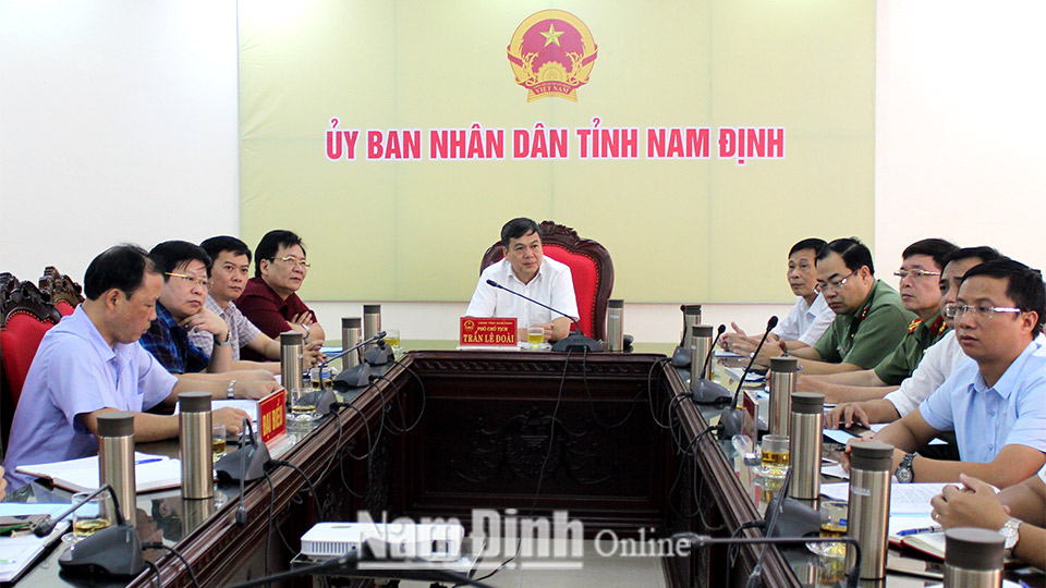 Đồng chí Trần Lê Đoài, Tỉnh uỷ viên, Phó Chủ tịch UBND tỉnh chủ trì hội nghị tại điểm cầu Nam Định