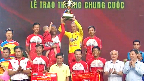  Đội TP Hồ Chí Minh giương cao chiếc cúp vô địch đồng đội chung cuộc.