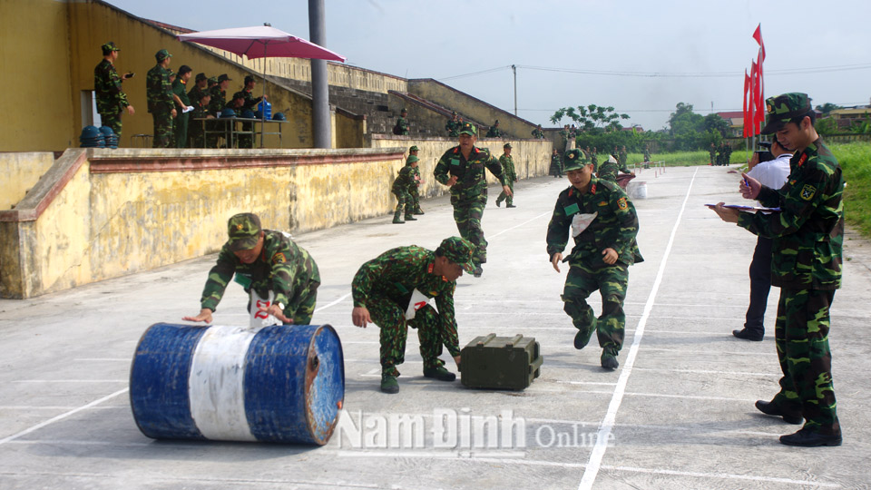 Cán bộ Trung đoàn 180 (Bộ CHQS tỉnh) diễn tập đội hình chạy 100m chữa cháy, kết hợp di chuyển tài sản chống cháy lan.  Bài và ảnh: Hoàng Tuấn