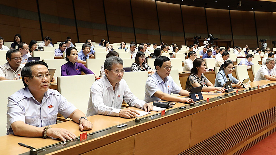 Các đại biểu Quốc hội biểu quyết thông qua Nghị quyết về Chương trình giám sát của Quốc hội năm 2021. Ảnh: Văn Điệp - TTXVN