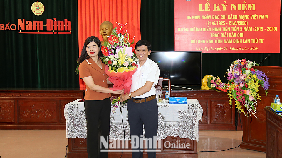 Đồng chí Phạm Thị Thu Hằng, Trưởng Ban Tuyên giáo Tỉnh ủy tặng cán bộ, hội viên Hội Nhà báo tỉnh lẵng hoa tươi thắm.