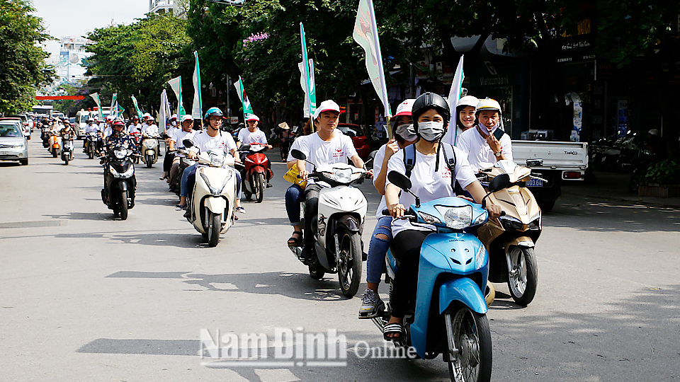 Diễu hành hưởng ứng Tuần lễ quốc gia không thuốc lá và Ngày Thế giới không thuốc lá một số tuyến phố chính trên địa bàn thành phố Nam Định.