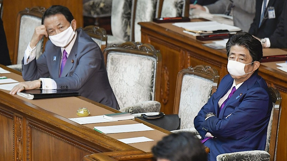 Thủ tướng Nhật Bản Shinzo Abe (phải) tham gia phiên họp Thượng viện sáng 10-6 (Ảnh: KYODO) 