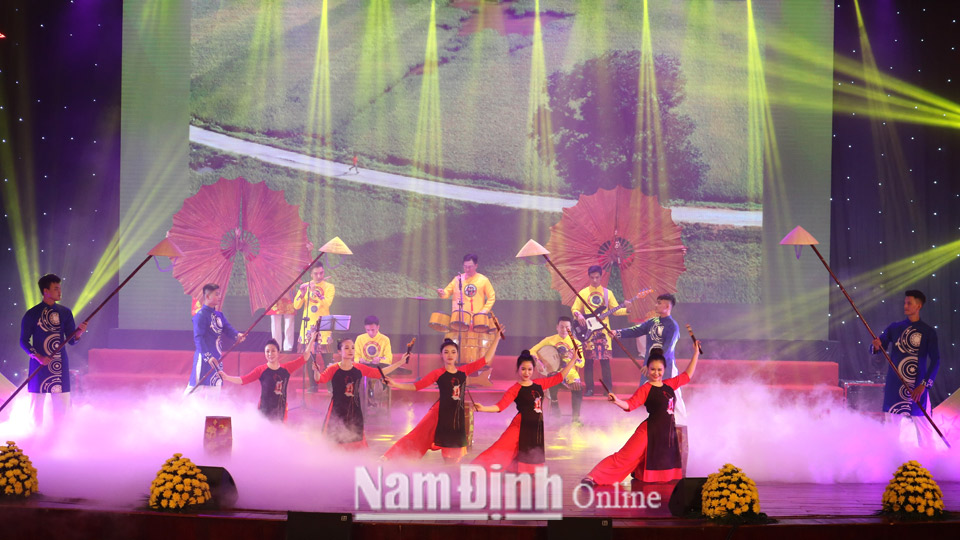 Tiết mục hòa tấu nhạc cụ dân tộc “Tình quân dân” của đoàn nghệ thuật quần chúng Công an tỉnh Nam Định xuất sắc đoạt giải A.
