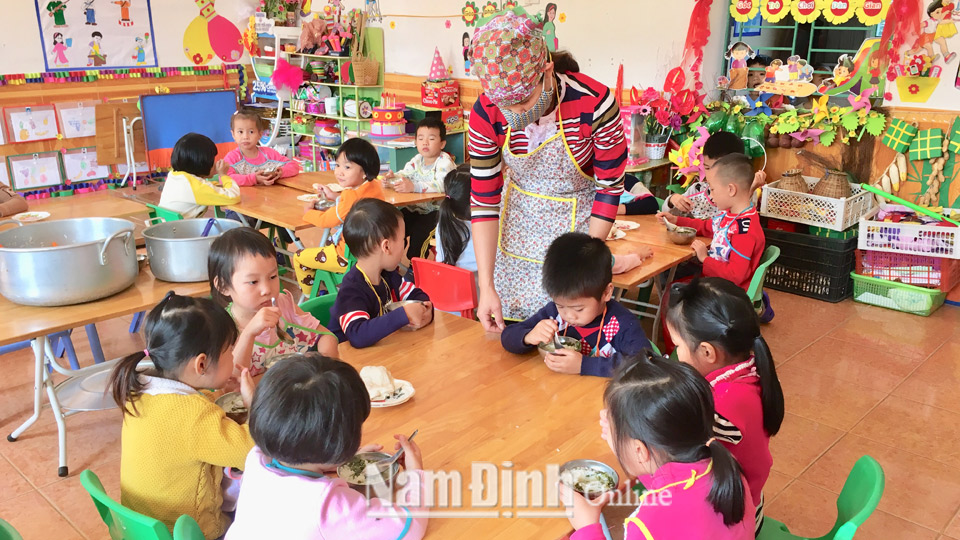 Một bữa ăn bán trú của các cháu Trường Mầm non Nghĩa Thái (Nghĩa Hưng).  Bài và ảnh: Minh Thuận