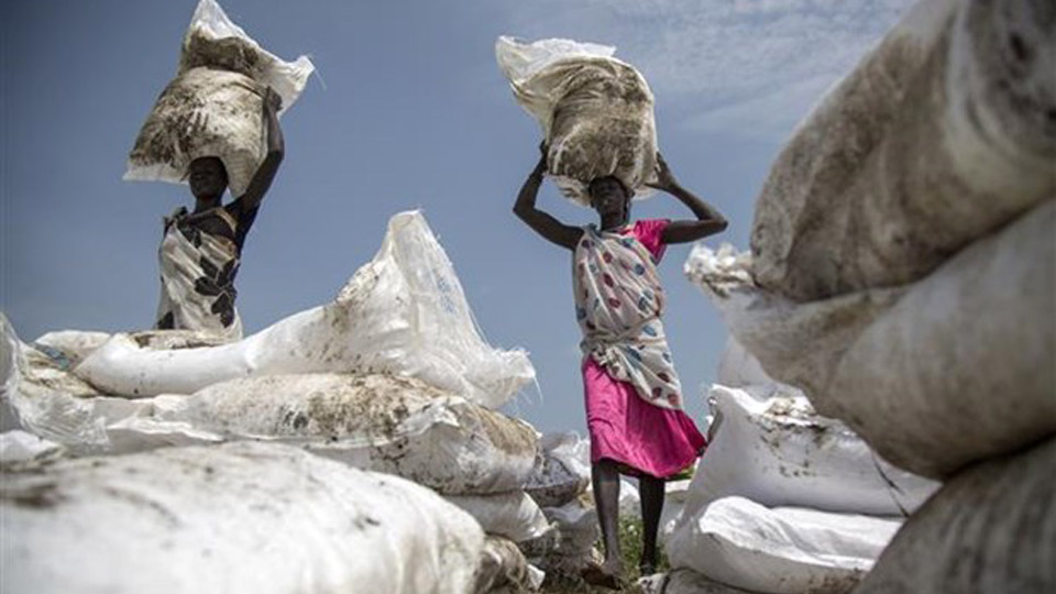 Người dân nhận lương thực cứu trợ tại Jonglei, Nam Sudan.  Ảnh: AFP/TTXVN
