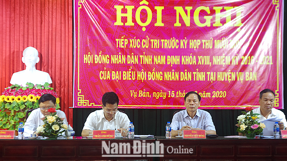 Đồng chí Nguyễn Viết Hưng, Ủy viên Ban TVTU, Phó Chủ tịch Thường trực HĐND tỉnh và các đại biểu HĐND tỉnh tiếp xúc cử tri huyện Vụ Bản.