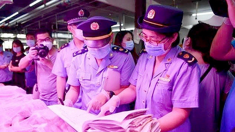 Nhân viên công vụ kiểm tra tại chợ Ngọc Tuyền đông. (Nguồn: Chinanews)