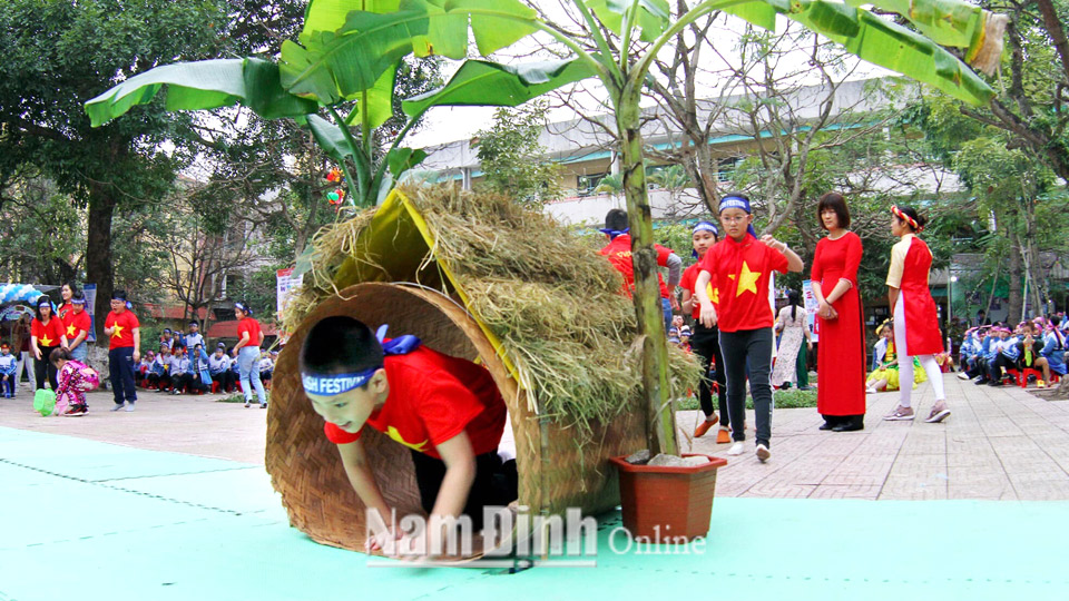 Một trò chơi của học sinh Trường Tiểu học Trần Quốc Toản (thành phố Nam Định) trong Ngày hội tiếng Anh của trường.  Bài và ảnh: Minh thuận