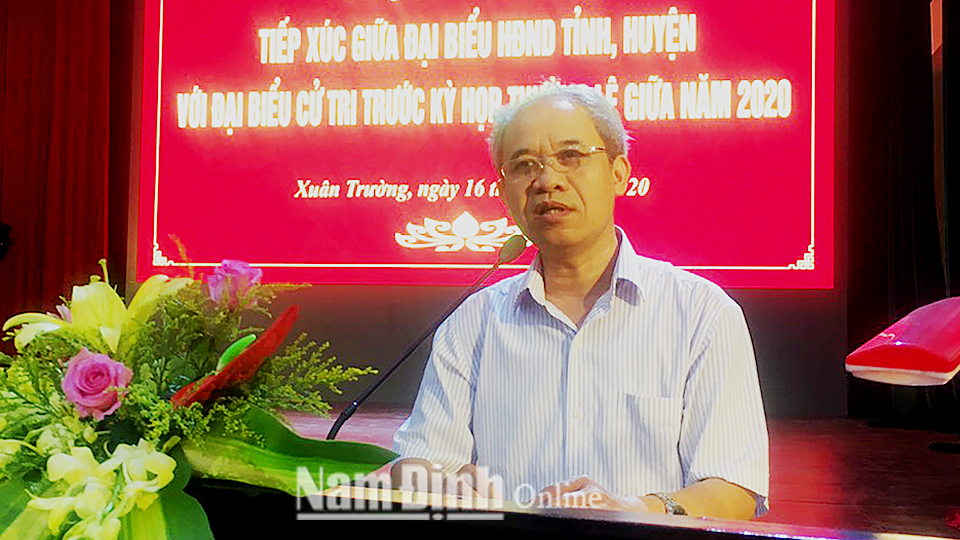 Đồng chí Ðoàn Văn Hùng, Ủy viên Ban TVTU, Chủ tịch Ủy ban MTTQ tỉnh phát biểu tại buổi tiếp xúc cử tri huyện Xuân Trường.