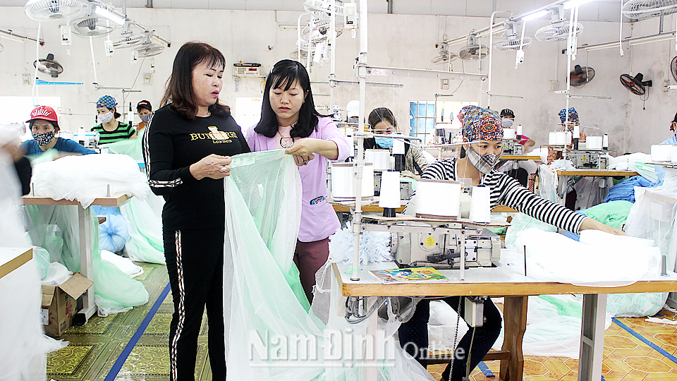 Xã Xuân Phú phát triển nghề may màn tuyn, tạo việc làm và thu nhập ổn định cho nhiều hội viên phụ nữ.