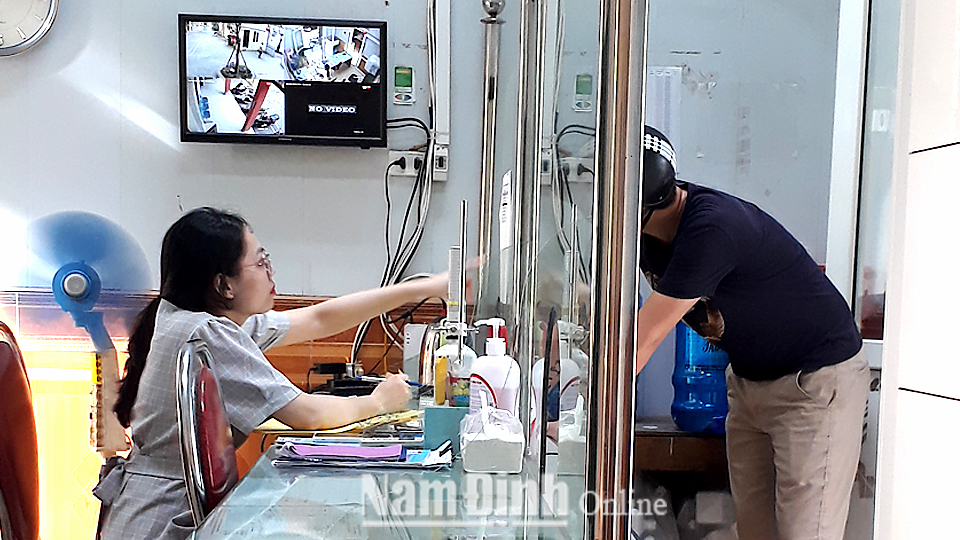 Bệnh nhân uống Methadone tại cơ sở cấp phát Methadone tại Trung tâm Y tế thành phố Nam Định.