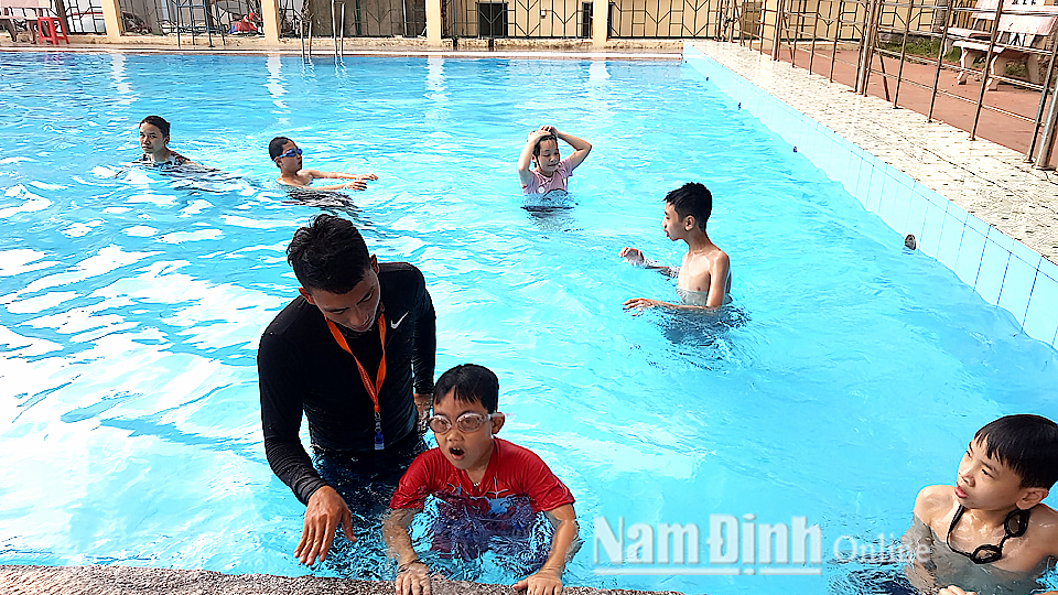 Trẻ em học bơi tại Trung tâm Văn hóa - Thông tin và Thể thao thành phố Nam Định.